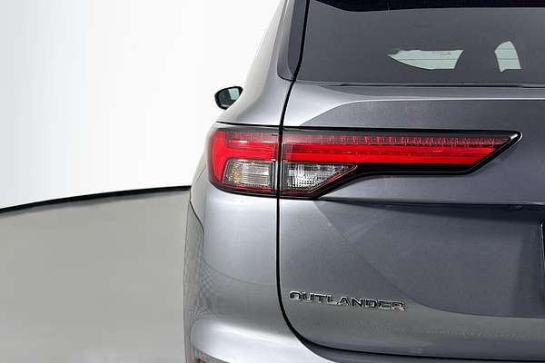 2023 Mitsubishi Outlander LS Black Edition ZM