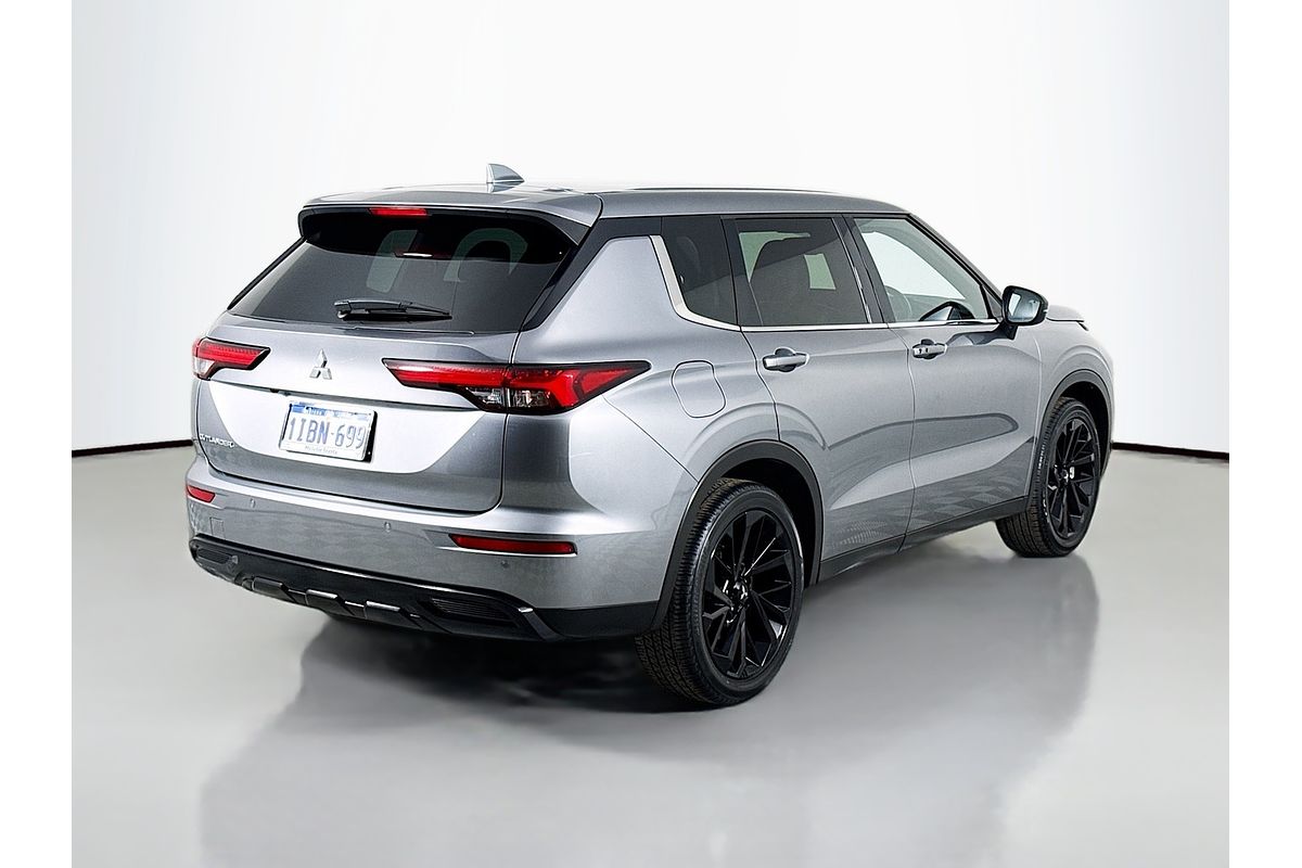 2023 Mitsubishi Outlander LS Black Edition ZM