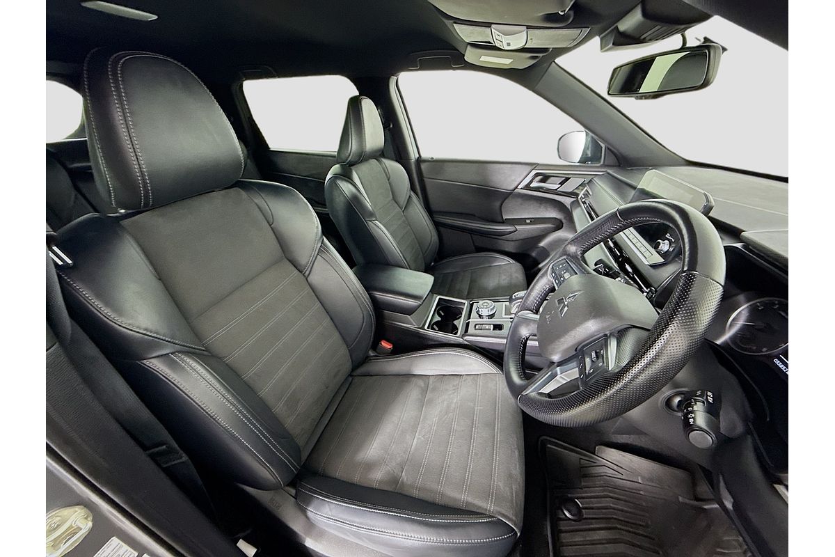 2023 Mitsubishi Outlander LS Black Edition ZM