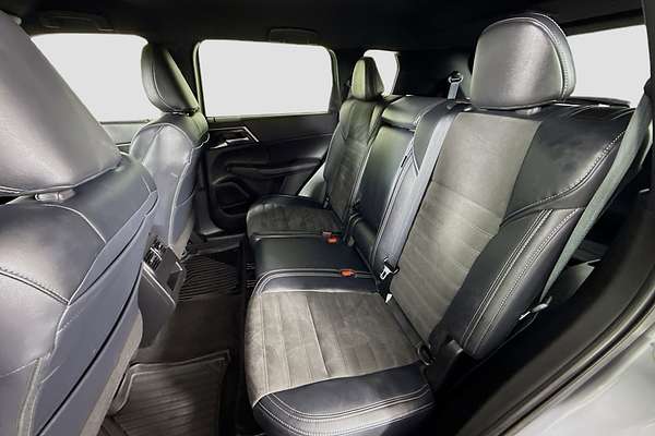 2023 Mitsubishi Outlander LS Black Edition ZM