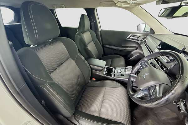 2024 Mitsubishi Outlander LS ZM