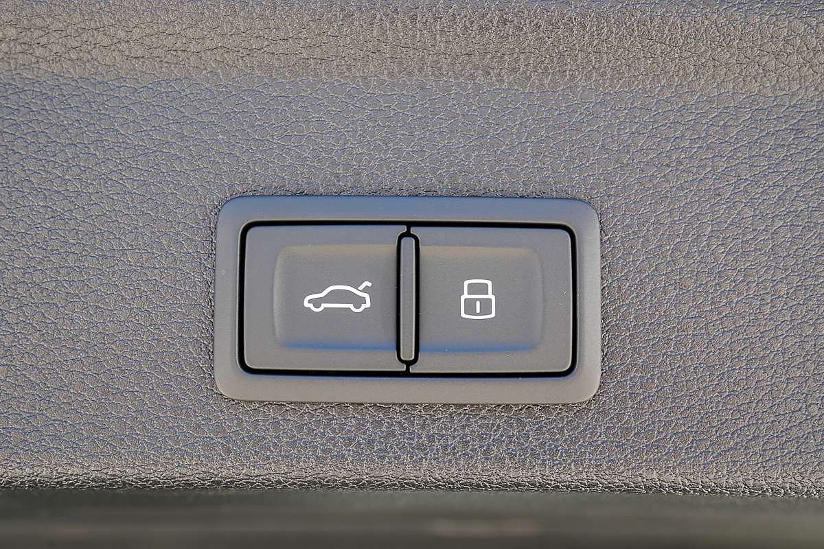 2025 Audi Q3 40 TFSI S line F3