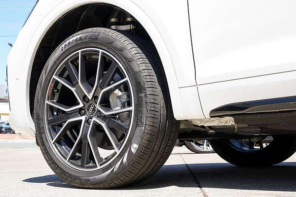 2024 Audi Q5 40 TDI S line FY