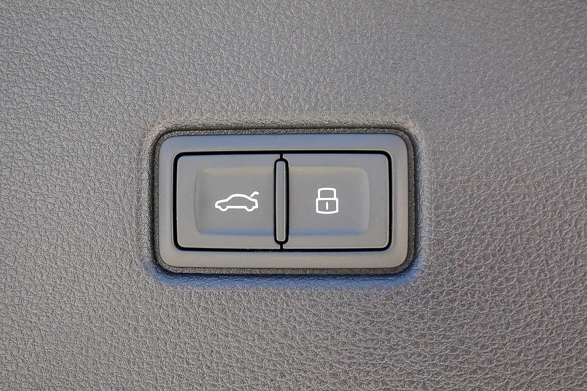 2024 Audi Q5 40 TDI S line FY