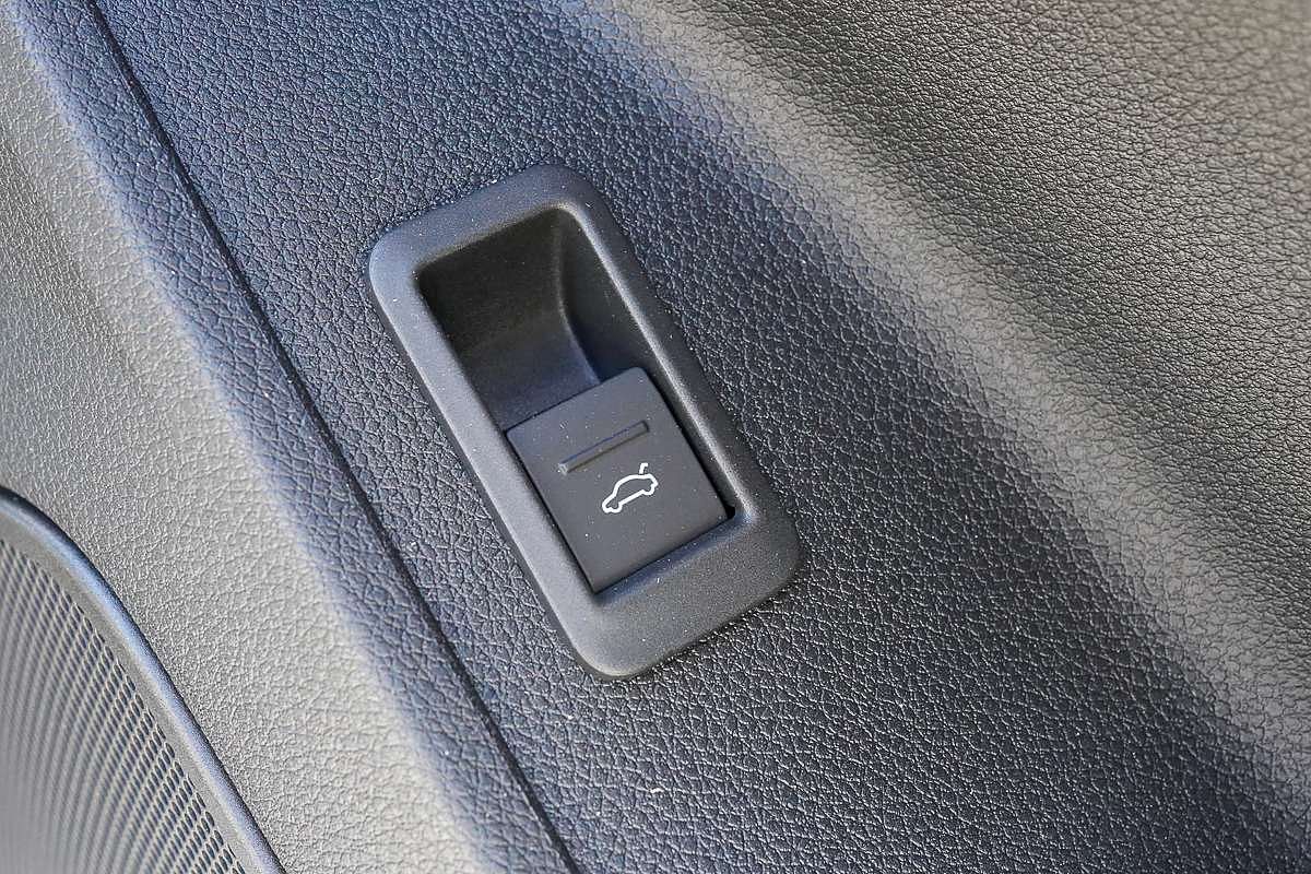 2025 Audi Q3 40 TFSI S line F3