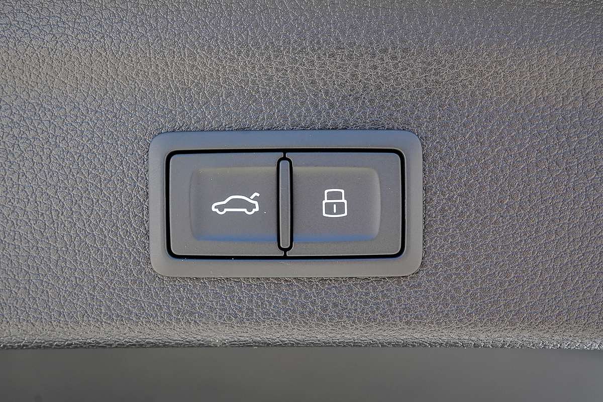 2025 Audi Q3 40 TFSI S line F3