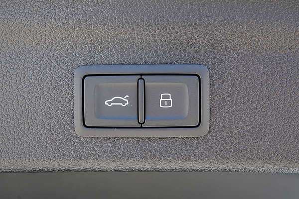 2025 Audi Q3 40 TFSI S line F3