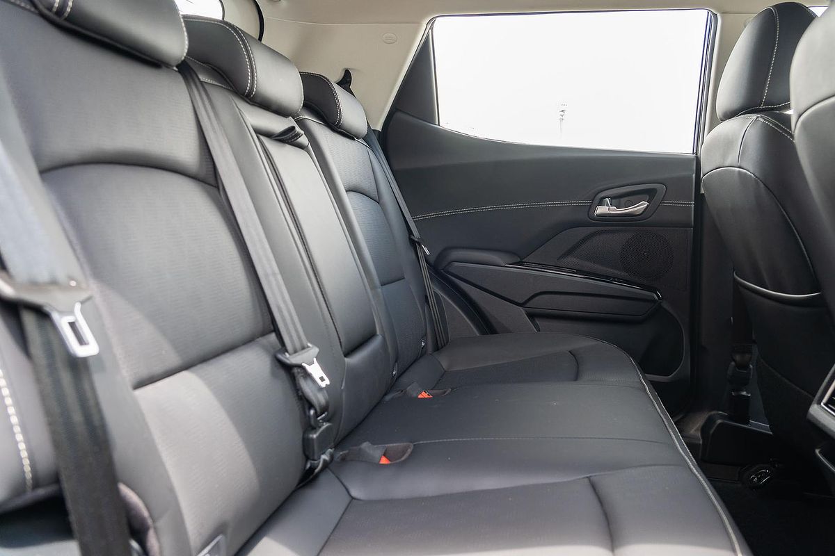 2025 Mahindra XUV3XO AX7L