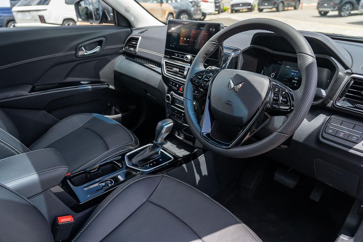 2025 Mahindra XUV3XO AX7L