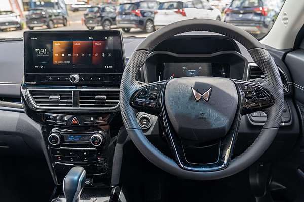 2025 Mahindra XUV3XO AX7L