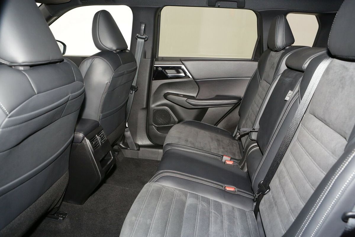 2023 Mitsubishi Outlander Black Edition ZM