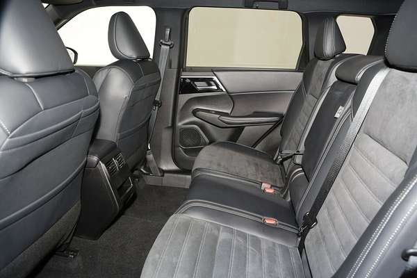 2023 Mitsubishi Outlander Black Edition ZM