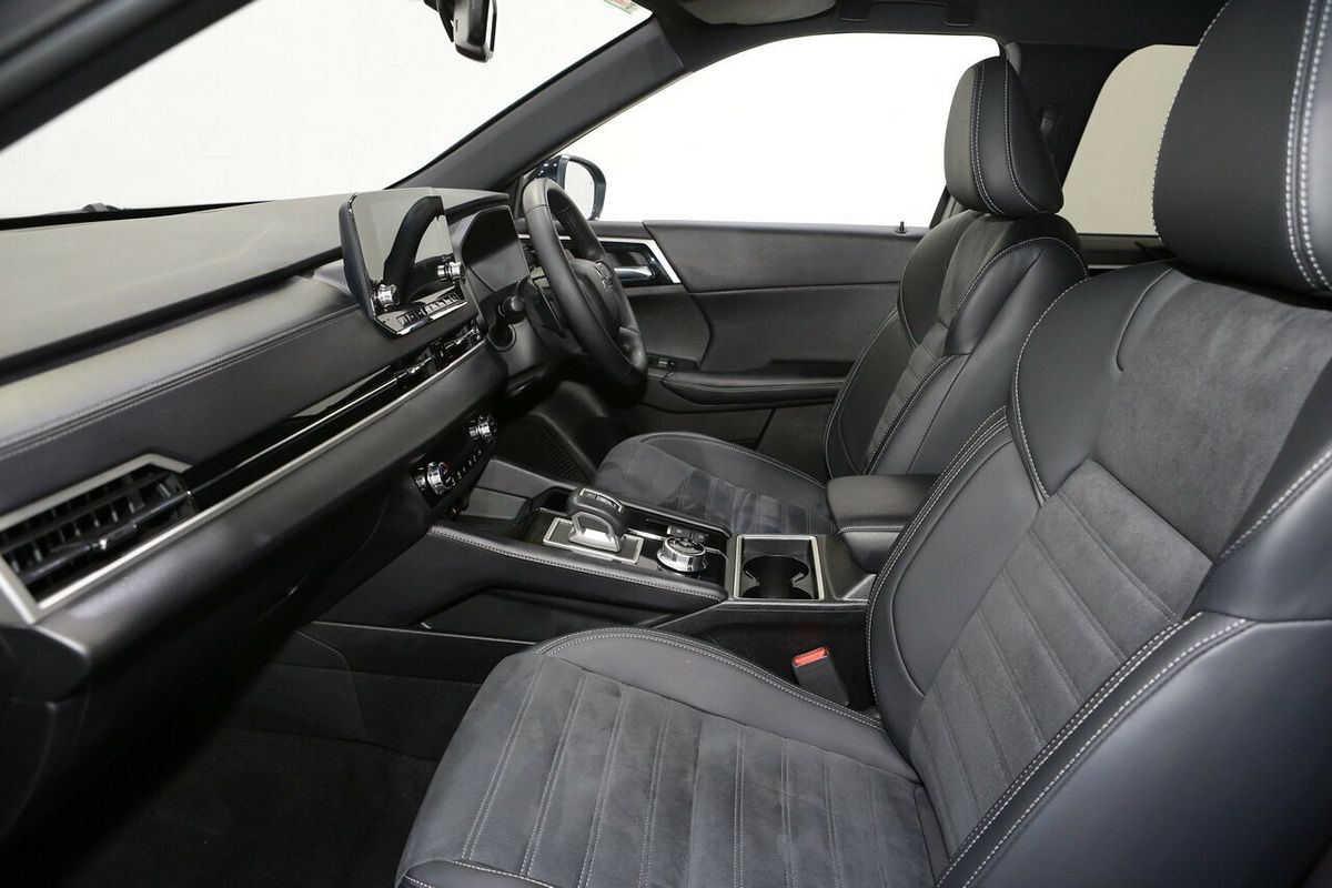 2023 Mitsubishi Outlander Black Edition ZM