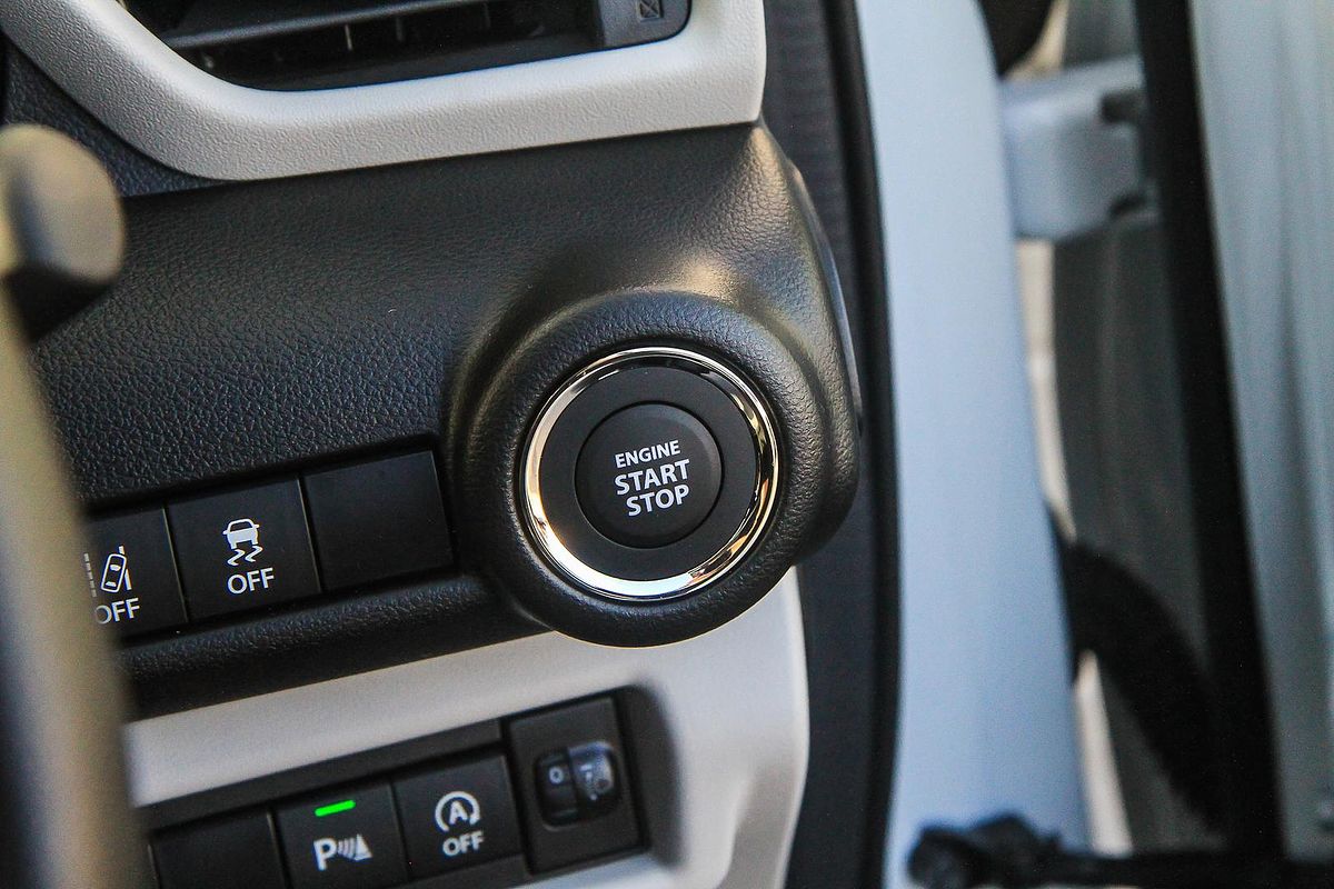 2025 Suzuki Swift Hybrid UZ