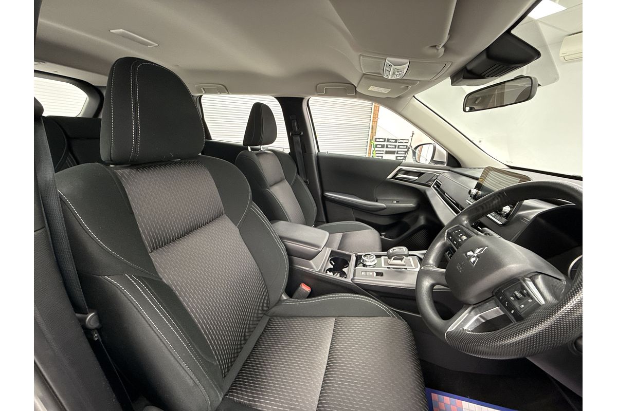 2023 Mitsubishi Outlander ES ZM