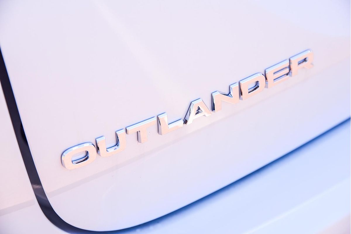 2025 Mitsubishi Outlander ES ZM