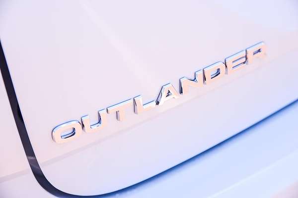 2025 Mitsubishi Outlander ES ZM