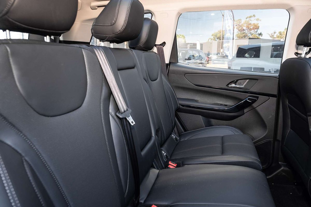 2025 Mahindra XUV700 AX7L