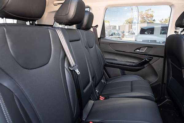 2025 Mahindra XUV700 AX7L