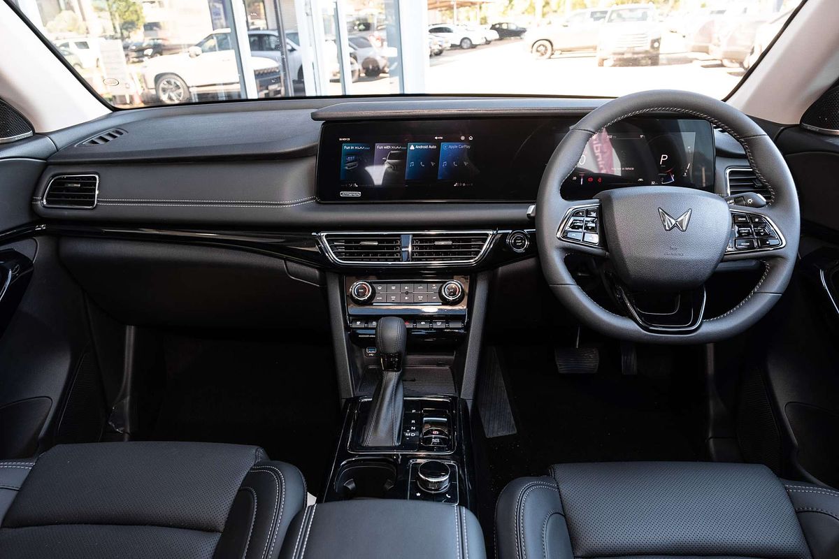 2025 Mahindra XUV700 AX7L