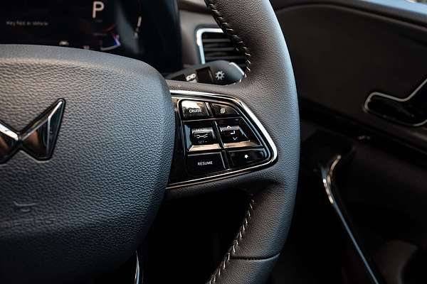 2025 Mahindra XUV700 AX7L