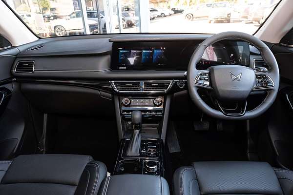 2025 Mahindra XUV700 AX7L