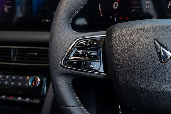 2025 Mahindra XUV700 AX7L