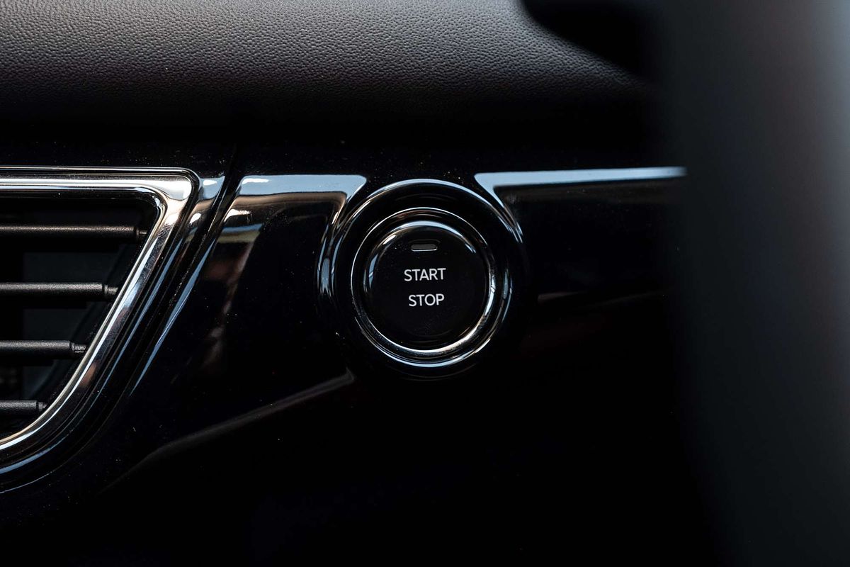 2025 Mahindra XUV700 AX7L