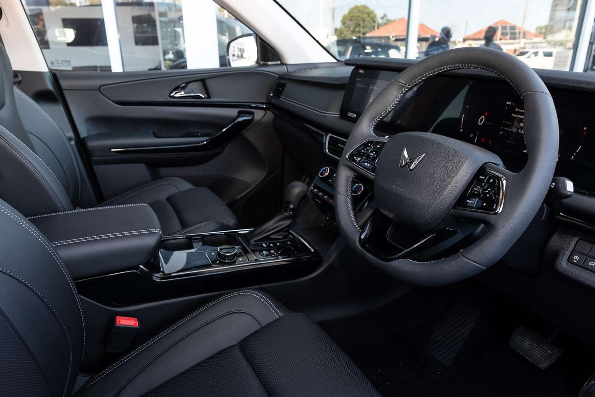 2025 Mahindra XUV700 AX7L