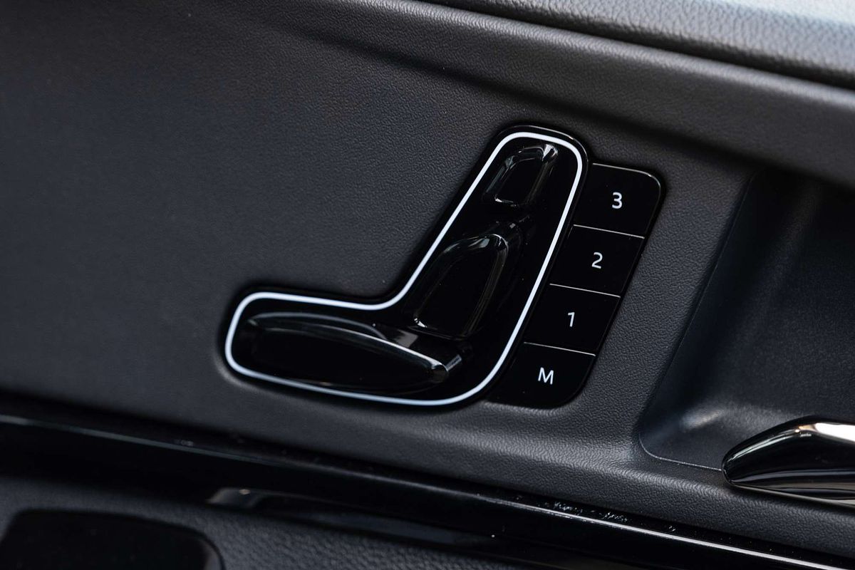 2025 Mahindra XUV700 AX7L