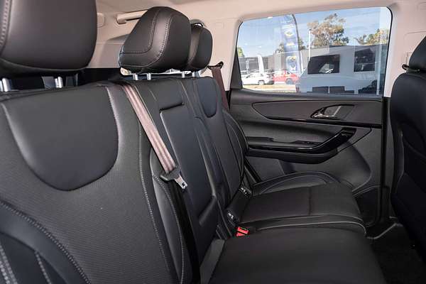 2025 Mahindra XUV700 AX7L