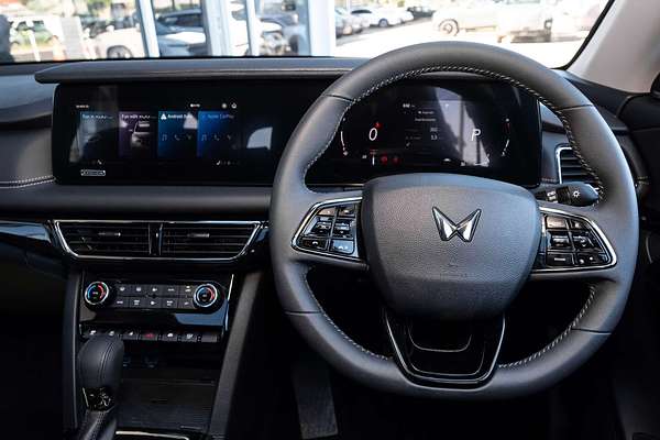 2025 Mahindra XUV700 AX7L