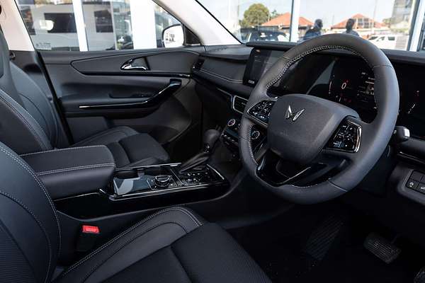 2025 Mahindra XUV700 AX7L