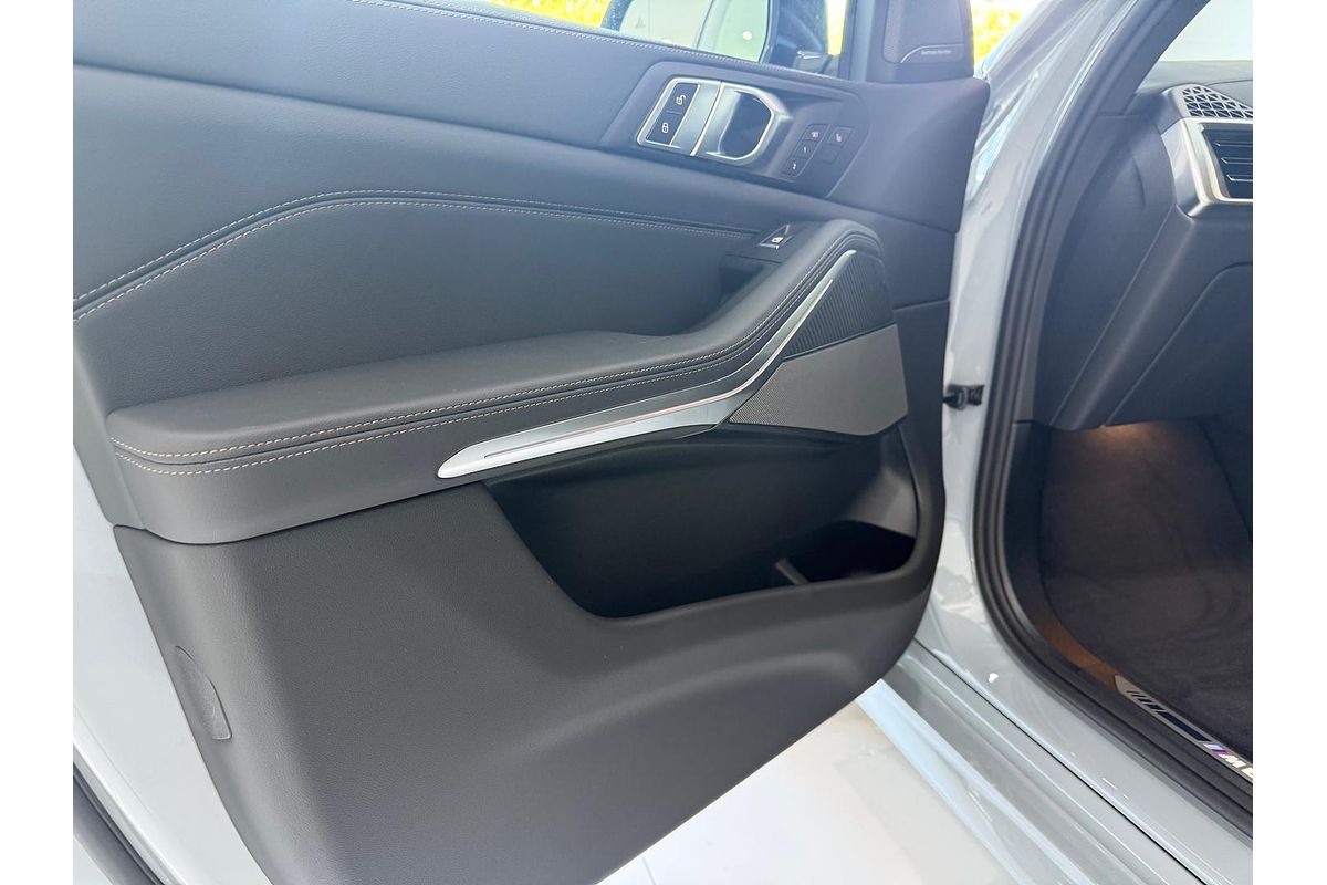 2025 BMW X5 M60i G05 LCI