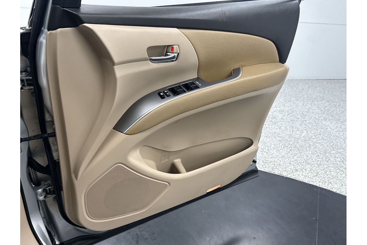 2014 Toyota Tarago GLi GSR50R