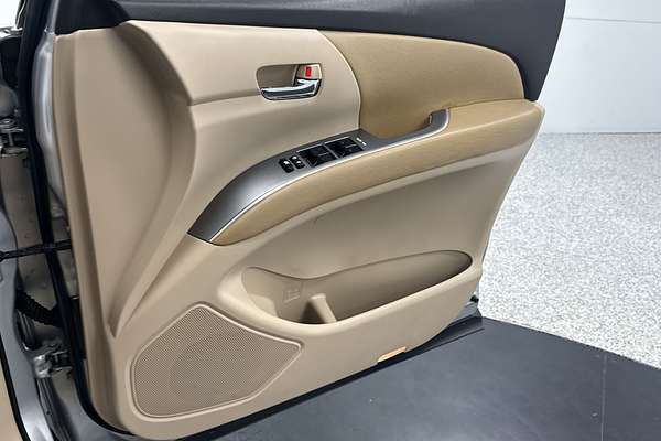 2014 Toyota Tarago GLi GSR50R