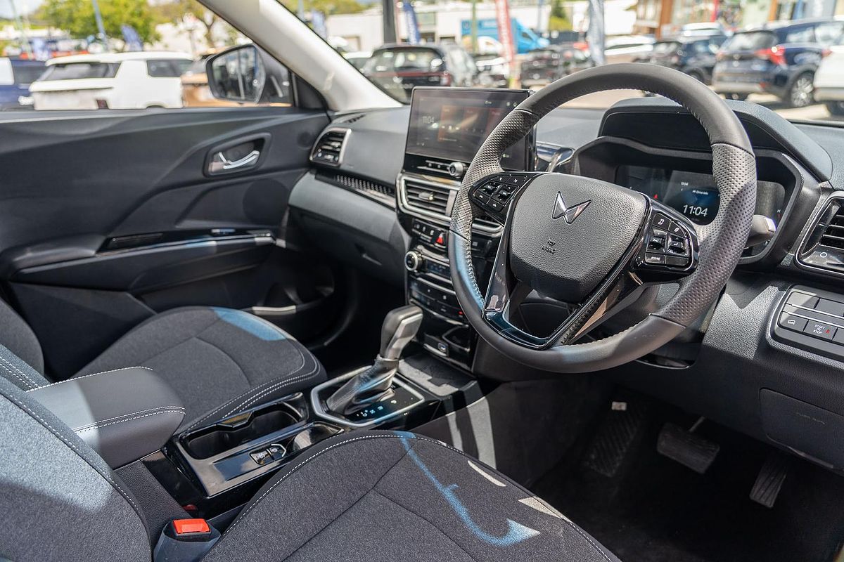 2025 Mahindra XUV3XO AX5L