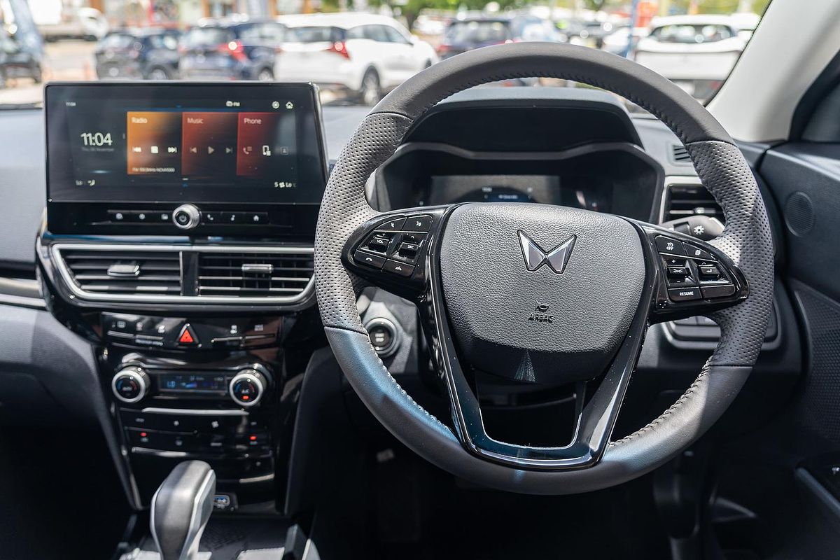 2025 Mahindra XUV3XO AX5L