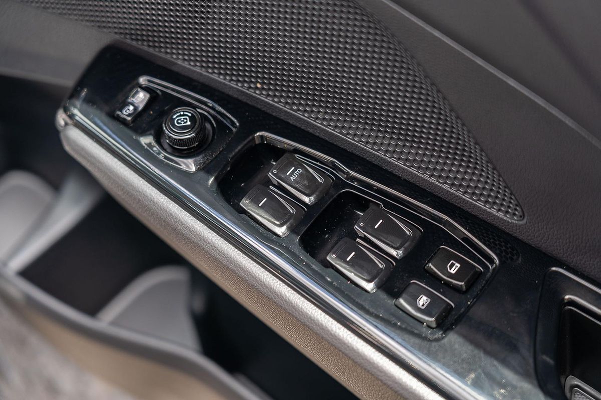 2025 Mahindra XUV3XO AX5L