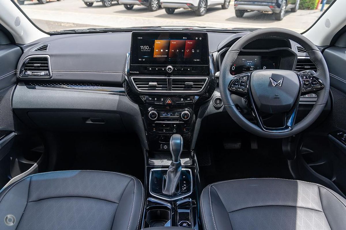 2025 Mahindra XUV3XO AX7L