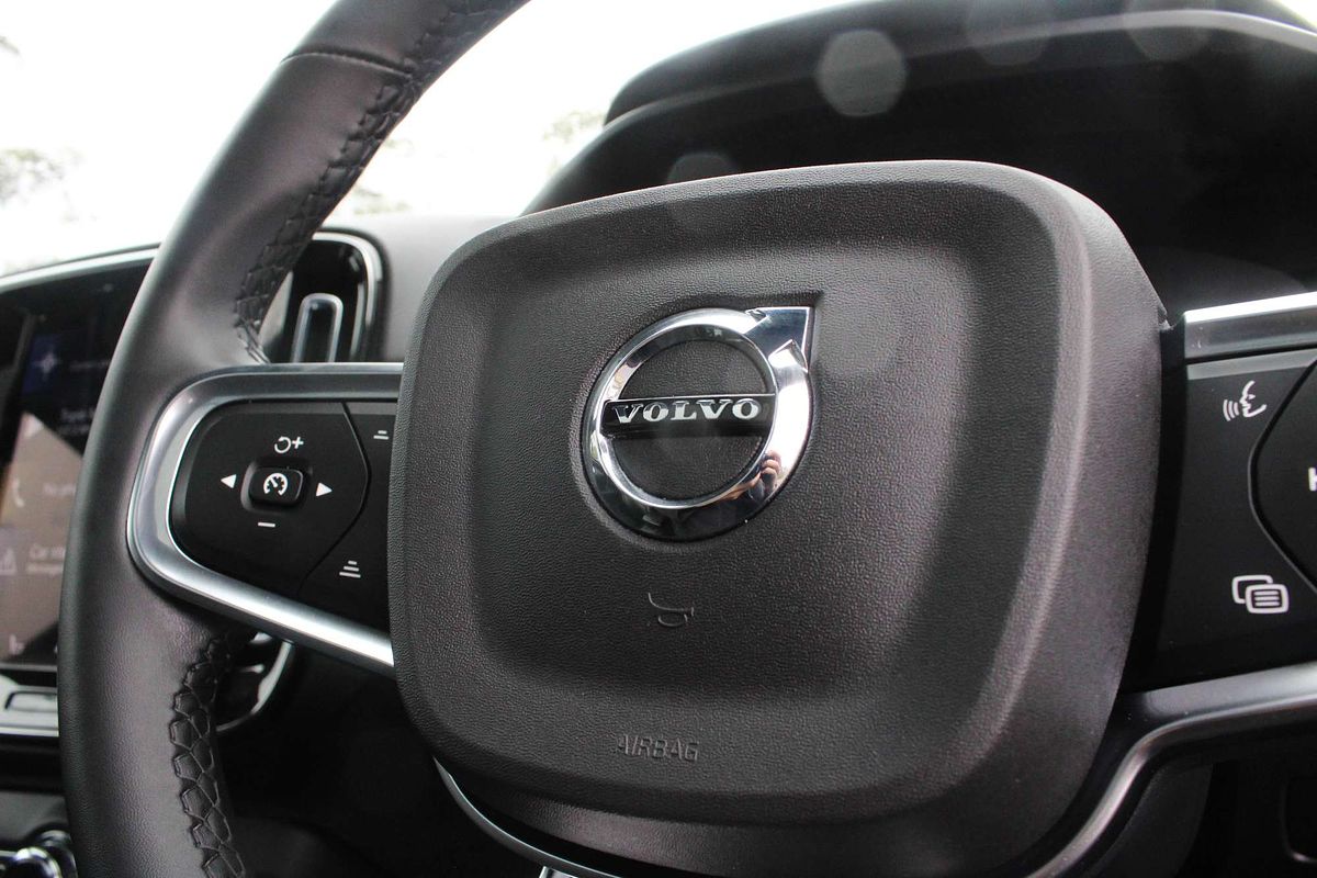 2022 Volvo XC40 T5 R-Design