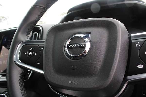 2022 Volvo XC40 T5 R-Design