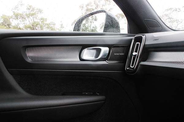 2022 Volvo XC40 T5 R-Design