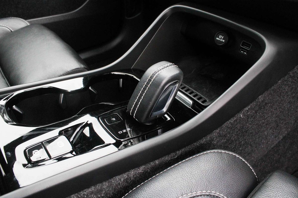 2022 Volvo XC40 T5 R-Design