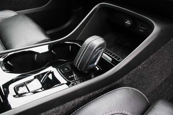 2022 Volvo XC40 T5 R-Design