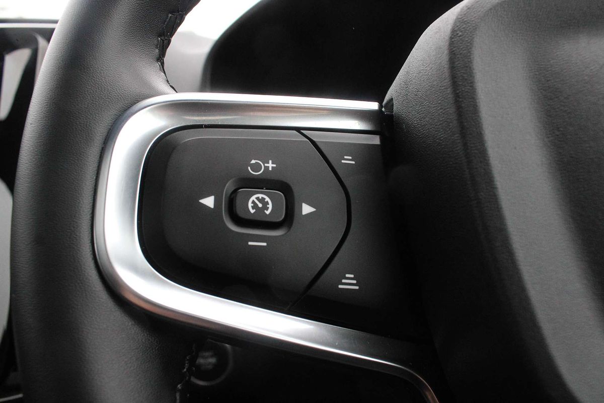 2022 Volvo XC40 T5 R-Design