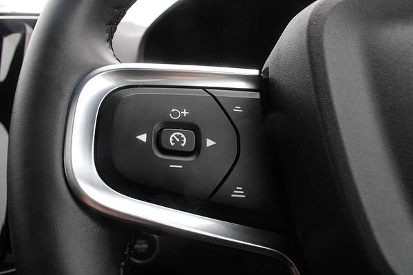 2022 Volvo XC40 T5 R-Design