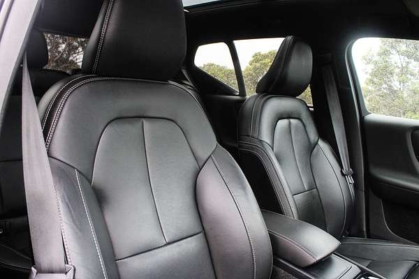 2022 Volvo XC40 T5 R-Design