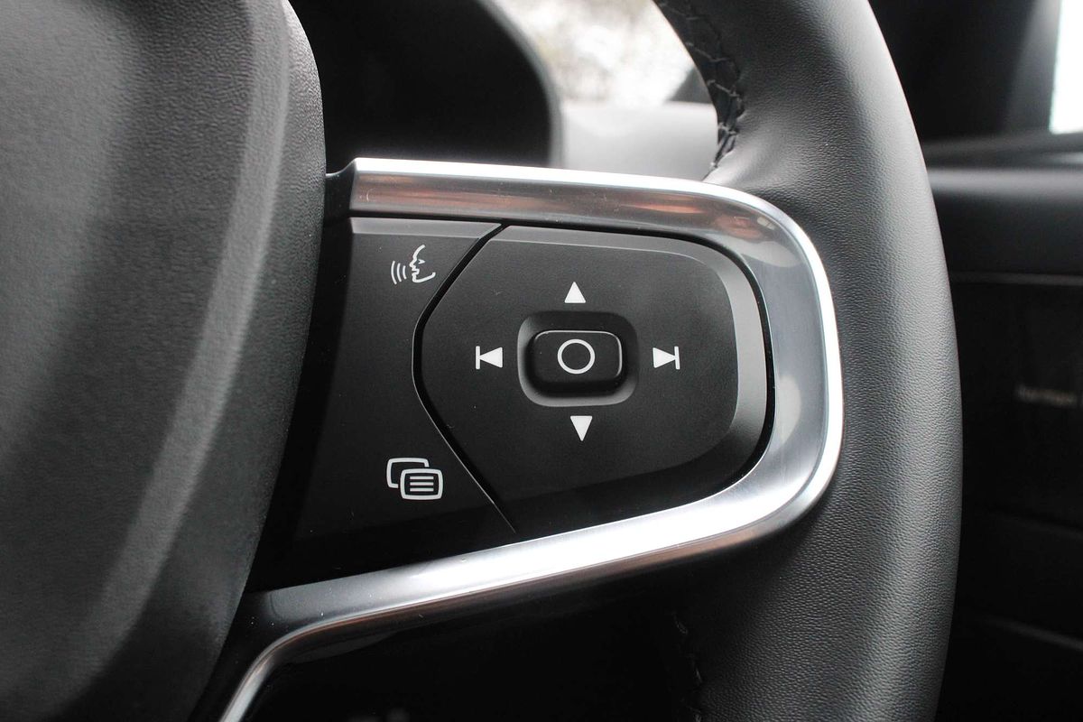 2022 Volvo XC40 T5 R-Design