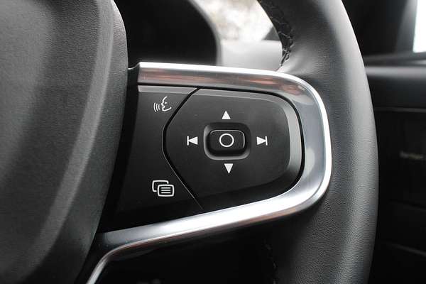 2022 Volvo XC40 T5 R-Design